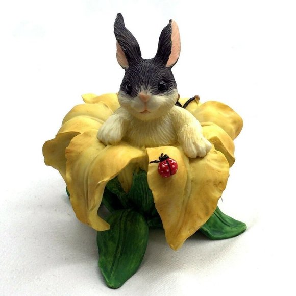 Charming Tails Other - Charming Tails Bunny Binkey In A Lily 89/305 RARE Older Version Dean Griff 1993